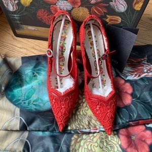 🔴SOLD🔴Gucci lace buckled pumps